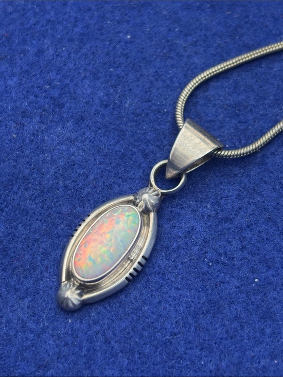 Vintage Jewelry - Sterling Silver Opal Pendant Necklace - Iridescent White Opal